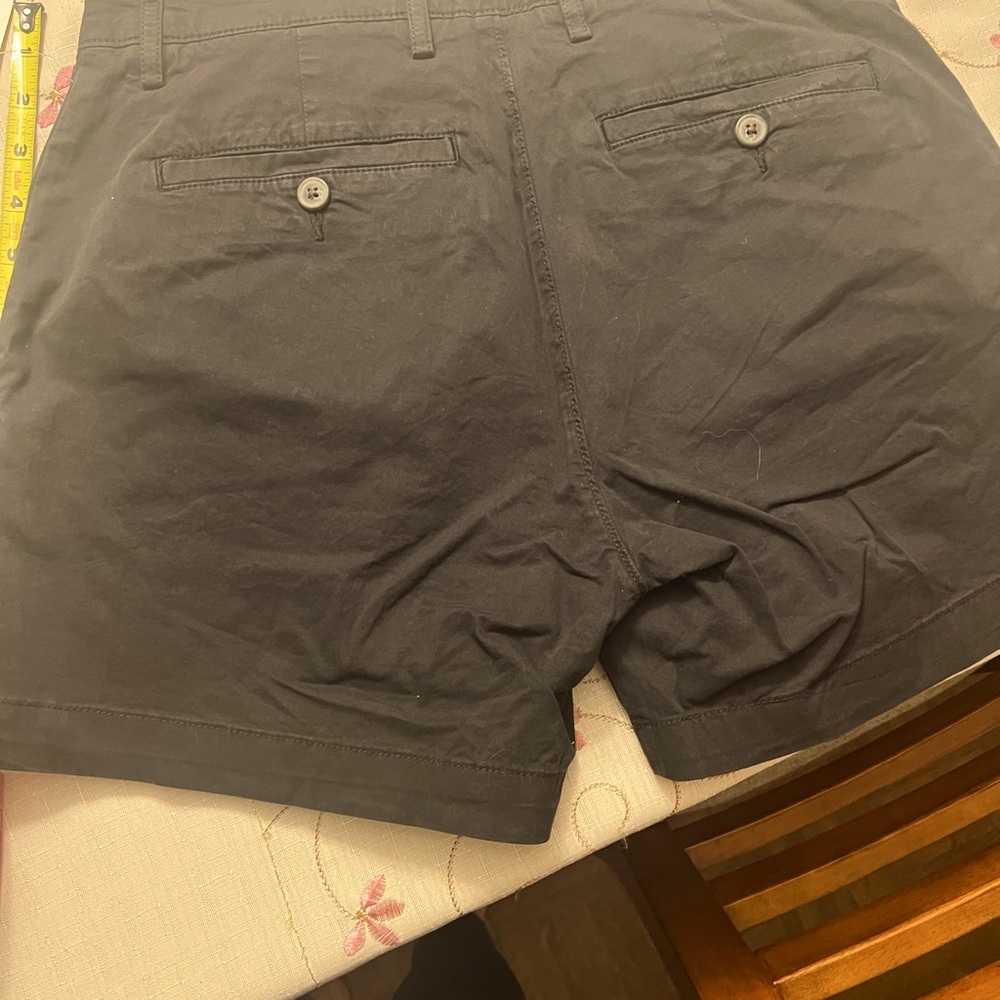 Men’s good thread size 29 black shorts
